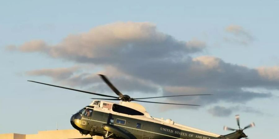 Die Marine One mit US-Präsident Donald Trump an Bord landet auf dem Walter-Reed-Militärkrankenhaus in Bethesda. Foto: Jose Luis Magana/AP/dpa