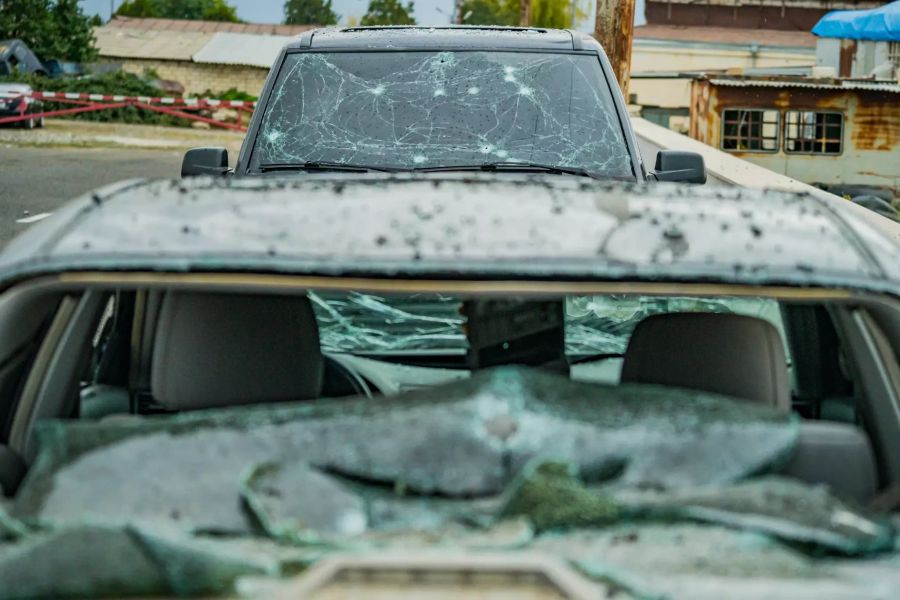 Ein Auto steht nach Kämpfen beschädigt auf einer Strasse. Foto: Celestino Arce Lavin/ZUMA Wire/dpa +++ dpa-Bildfunk +++