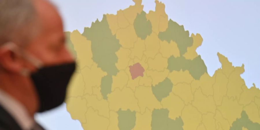 Der tschechische Gesundheitsminister Roman Prymula steht vor einer Karte Tschechiens, auf der Regionen nach dem Infektionsrisiko bewertet werden. Das ganze Land ist von der Bundesregierung zum Corona-Risikogebiet erklärt worden. Foto: Michal Kamaryt/CTK/dpa