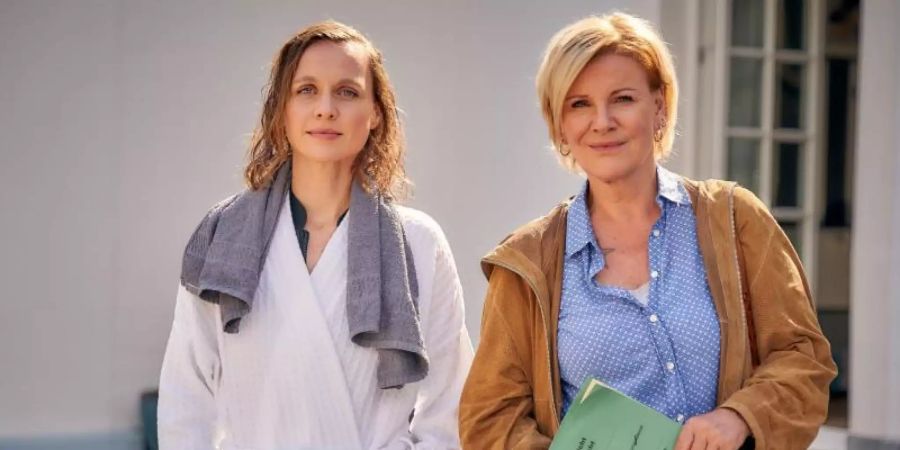 Klara Sonntag (Mariele Millowitsch, r) spielt in «Frau Sonntag bewährt sich» eine Bewährungshelferin. Foto: Frank Dicks/ARD/Degeto/dpa