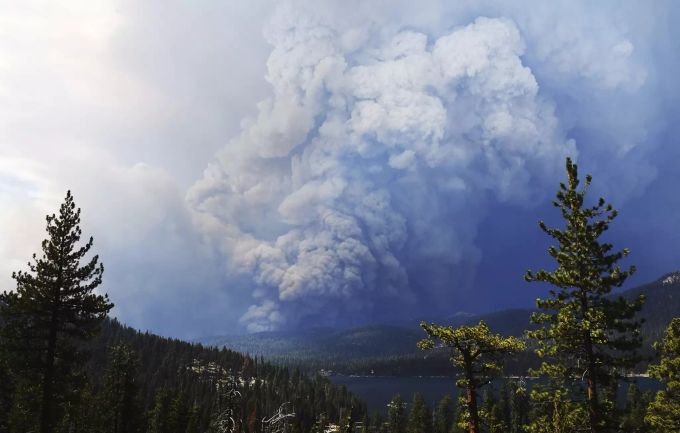 Der Hunnington Lake im Vordergrund mit dem «Creek Fire» im Hintergrund. waldbrand
