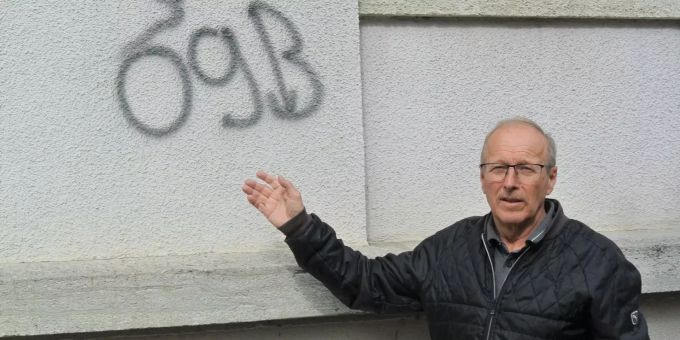 Peter Stirnemann, Gemeindeammann Gränichen, bei einer der Sprayereien. Peter Stirnemann Sprayerein Gränichen