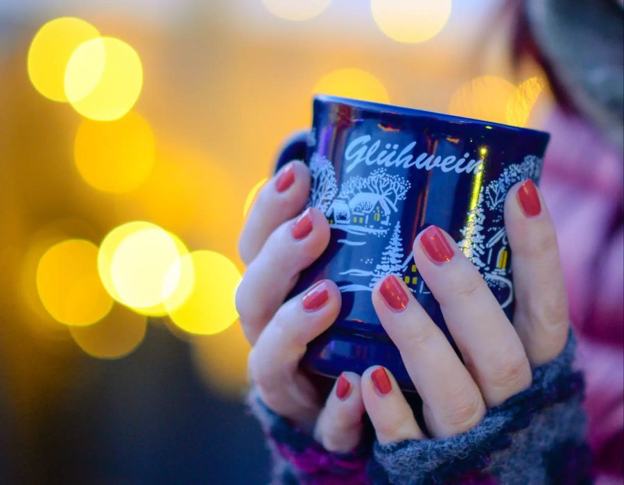 Glühwein auf dem Weihnachtsmarkt