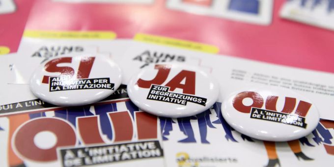 Brosche und Plakate fotografiert während einer AUNS Medienkonferenz zur Begrenzungsinitiative, am Donnerstag, 30. Juli 2020, im Hotel Kreuz, in Bern. BEGRENZUNGSINITIATIVE