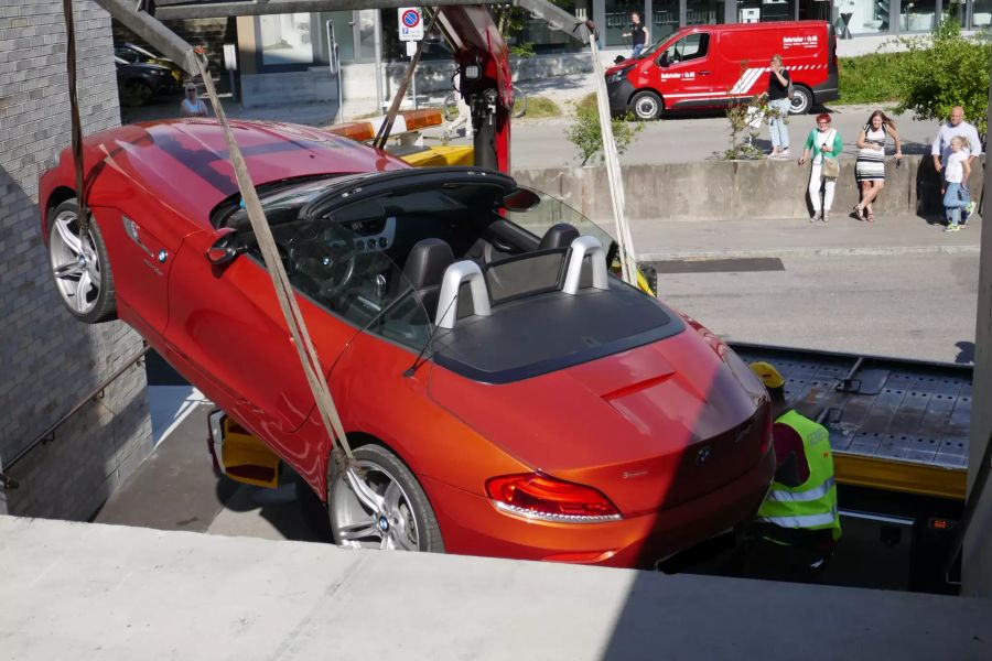 Das Auto wurde von einem Abschleppdienst von der Treppe geholt.