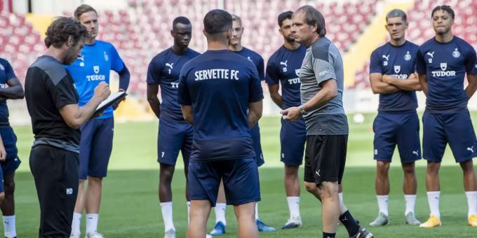Das Team von Servette-Coach Alain Geiger beim Abschlusstraining vor dem Spiel gegen Stade Reims. Servette FC
