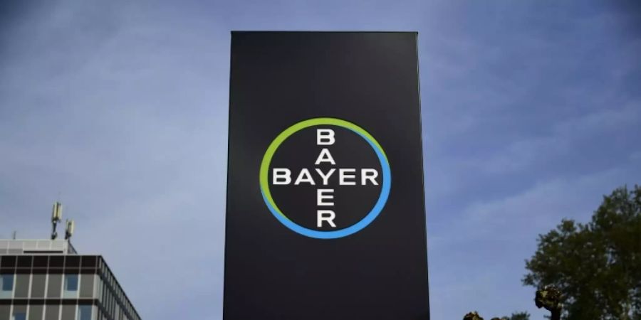 Bayer-Logo am Hauptsitz in Leverkusen