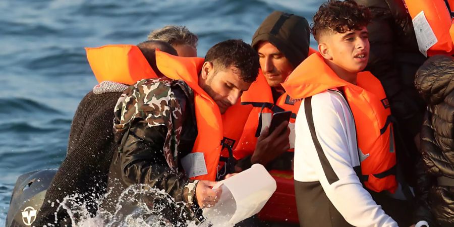 ARCHIV - Eine Gruppe von mutmasslichen Migranten überquert den Ärmelkanal in einem kleinen Boot in Richtung Dover. Foto: Gareth Fuller/PA Media/dpa