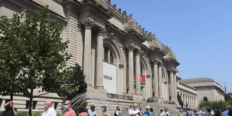 Die Menschen stehen Schlange, um in das Metropolitan Museum of Art in der Upper East Side von Manhattan zu gelangen. Foto: Ted Shaffrey/AP/dpa