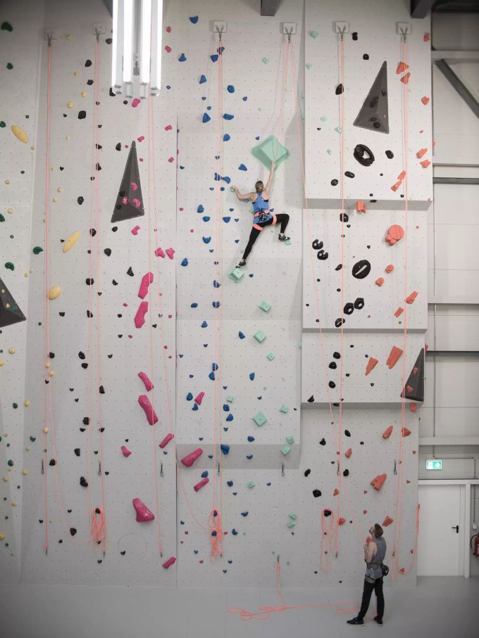 Eine Studie zeigt, dass die Luft in Kletterhallen durch Gummiabrieb von Kletterschuhen stark belastet ist – teils mehr als an viel befahrenen Strassen. (Symbolbild) Kletterhallen