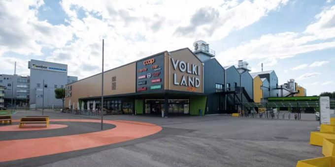 Das Volkiland in Volketswil bietet eine grosse Auswahl an Einkaufsmöglichkeiten nur unweit von Uster entfernt. Uster Volketswil