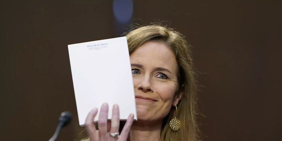 Amy Coney Barrett, Kandidatin für das Richteramt am Obersten Gerichtshof, hält während des zweiten Tages der Anhörung vor dem Justizausschuss des Senats auf dem Capitol Hill eine weisse Karte hoch. Foto: Susan Walsh/AP/dpa