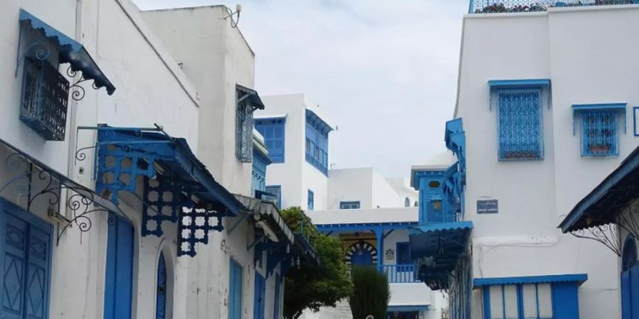 Die verlassene Stadt Sidi Bou Said gehört zu den Touristenattraktionen in Tunesien. Für das nordafrikanische Land gilt jetzt jedoch eine Reisewarnung. Foto: Xinhua/dpa