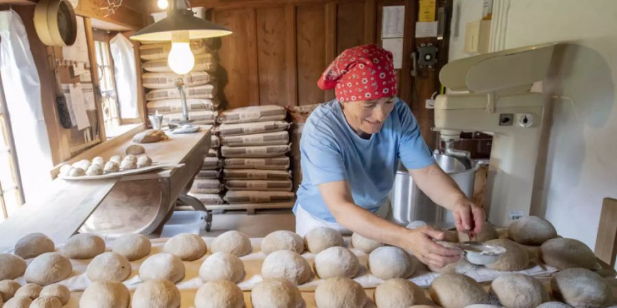 In der Bäckerei im «Berner Mittelland» im Freilichtmuseum Ballenberg bei Brienz wird gebacken. Brot und Getreide kosten in der Schweiz 1,64 Mal so viel wie im EU-Durchschnitt. Das ist günstig im Vergleich zu Fleisch, das 2019 in der Schweiz 2,35 Mal so viel kostete wie in der EU. (Archivbild 2020)