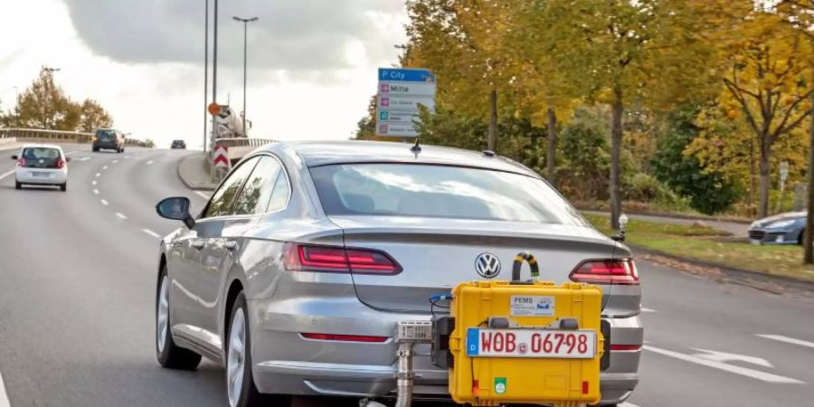 Durch den WLTP-Abgastest werden realitätsnähere CO2-Prüfwerte ermittelt. Durchschnittlich erhöht sich dadurch die Kfz-Steuer um fast 40 Prozent. Foto: - -/Volkswagen AG/dpa
