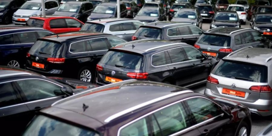 Gebrauchtwagen auf dem Hof eines Kfz-Händlers in Dortmund