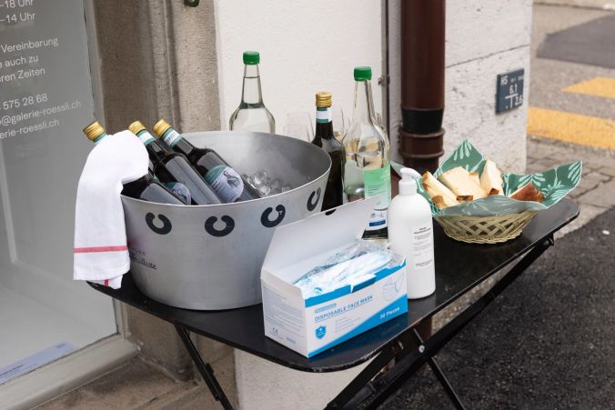 Maske und Desinfektionsmittel müssen sein.