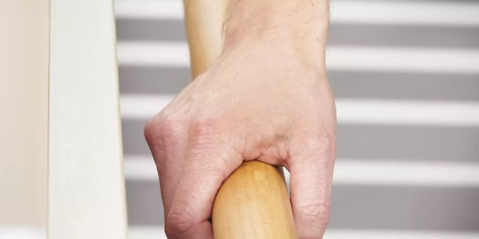 Trotz Angst vor Viren: Die Beratungsstelle für Unfallverhütung rät, sich wegen Sturzgefahr am Treppengeländer und an Handläufen festzuhalten. (Symbolbild) Corona