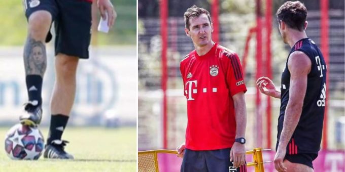 Auf Schienbein - Klose trainiert die Bayern-Profis mit Frauen-Tattoo