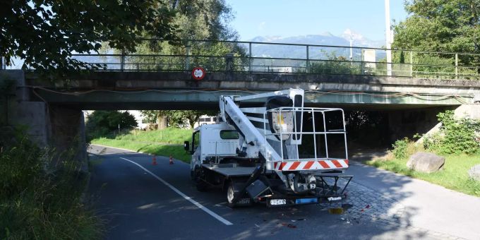 Mit Hebebühne gegen Eisenbahnbrücke geprallt. Mit Hebebühne gegen Eisenbahnbrücke geprallt