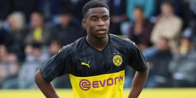 Dortmunds Youssoufa Moukoko hat ein Zeichen gegen Rassismus gesetzt. Foto: Revierfoto/dpa Dortmunds Youssoufa Moukoko hat ein Zeichen gegen Rassismus gesetzt. Foto: Revierfoto/dpa
