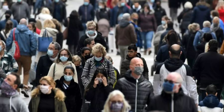 Menschen mit Atemschutzmasken in Dortmunder Fussgängerzone.