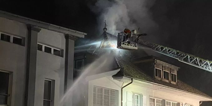 In Aarburg AG brannte ein Dachstock eines Mehrfamilienhauses. aarburg