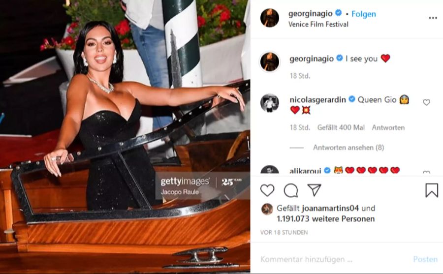 Georgina Rodriguez hält ihren Verlobungsring in die Kamera.