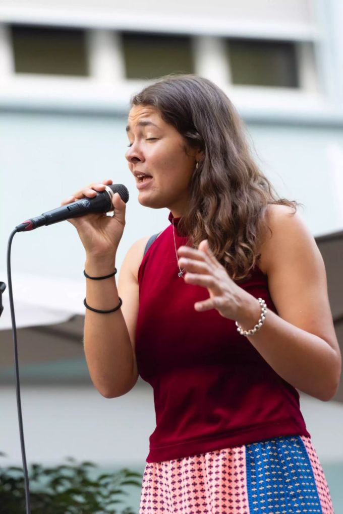 Amira El Hachimi ist die Leadsängerin von Tapir. Tapir Café Grogg Oberer Graben