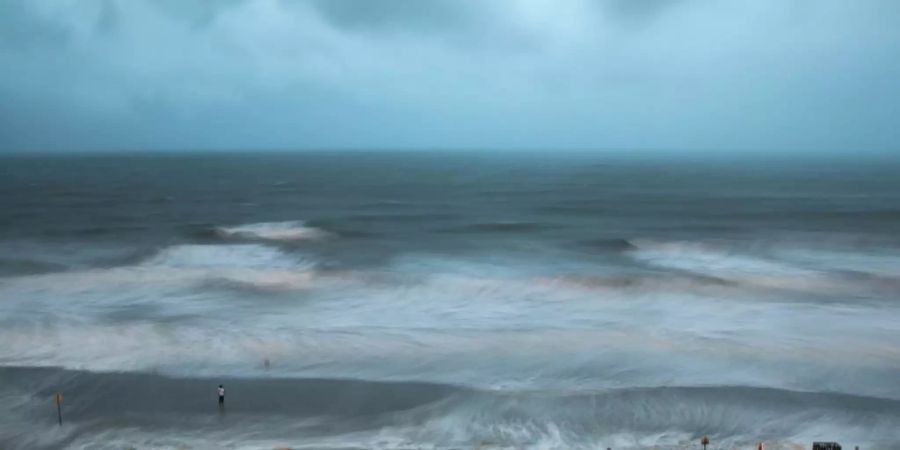 «Isaias» wühlt das Meer bei Myrtle Beach auf