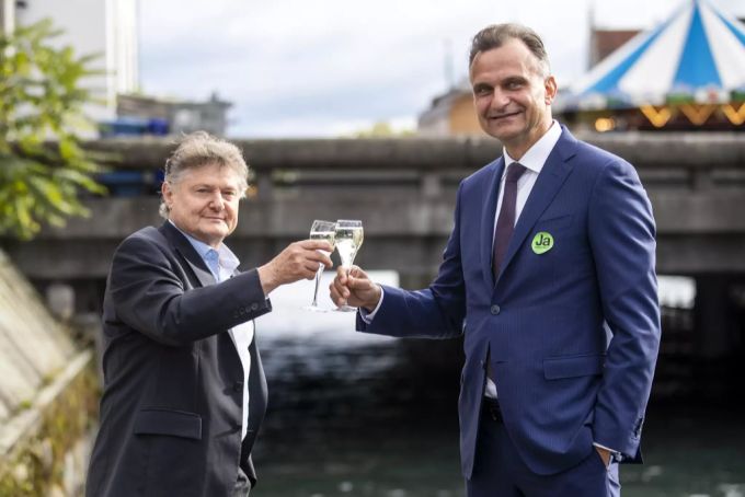 FCZ-Präsident Ancillo Canepa und Andras Gurovits von GC stossen auf das neue Stadion an. GC