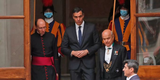 Pedro Sanchez (M), Ministerpräsident von Spanien, verlässt den Hof von San Damaso nach seinem Treffen mit Papst Franziskus. papst