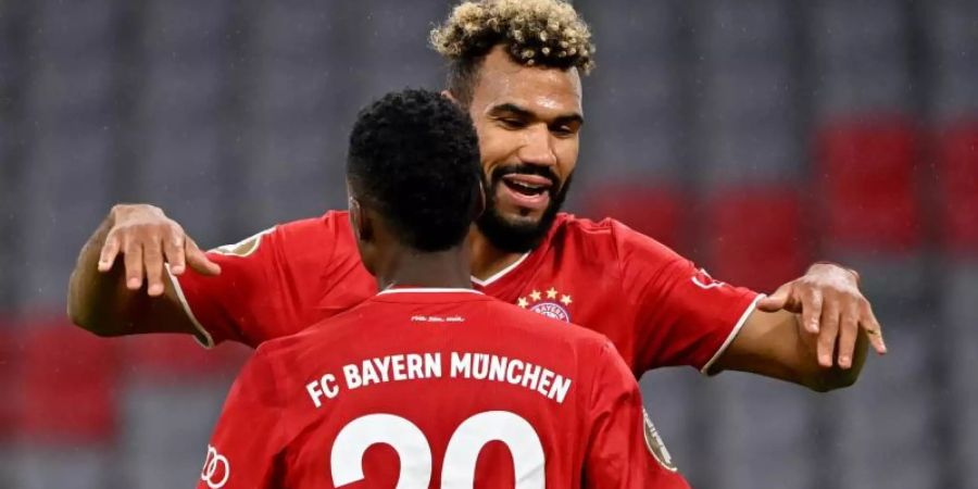 Eric Maxim Choupo-Moting (r) und Bouna Sarr vom FC Bayern München jubeln über den 1:0 Treffer gegen den 1. FC Düren durch Choupo-Moting. Foto: Peter Kneffel/dpa