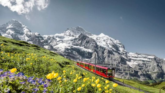 Wer kennt sie nicht: Die Jungfraubahn vor dem gleichnamigen Bergmassiv. Die Jungfraubahn