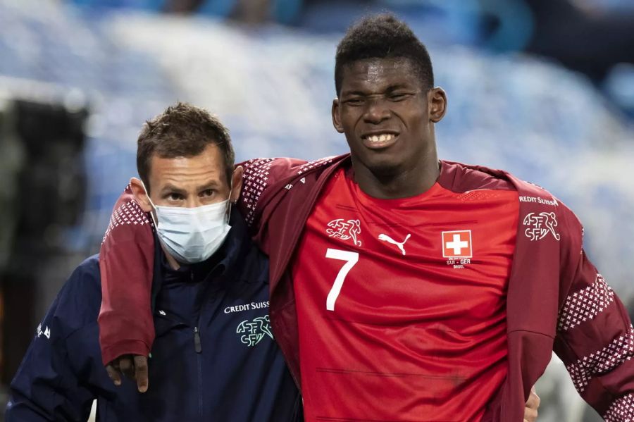 Breel Embolo muss unter Schmerzen vom Platz.