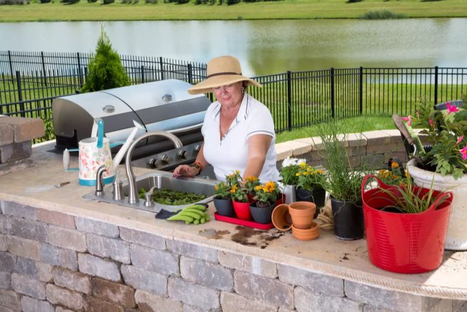 Eine Frau in der Outdoorküche. Outdoorküche