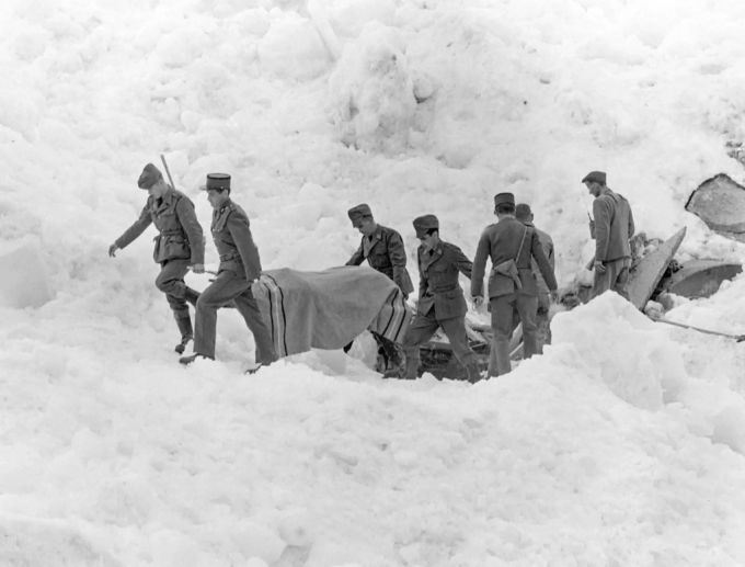 Soldaten bergen eine tote Person aus den Schneemassen, ausgelöst durch den Bergsturz. bergsturz