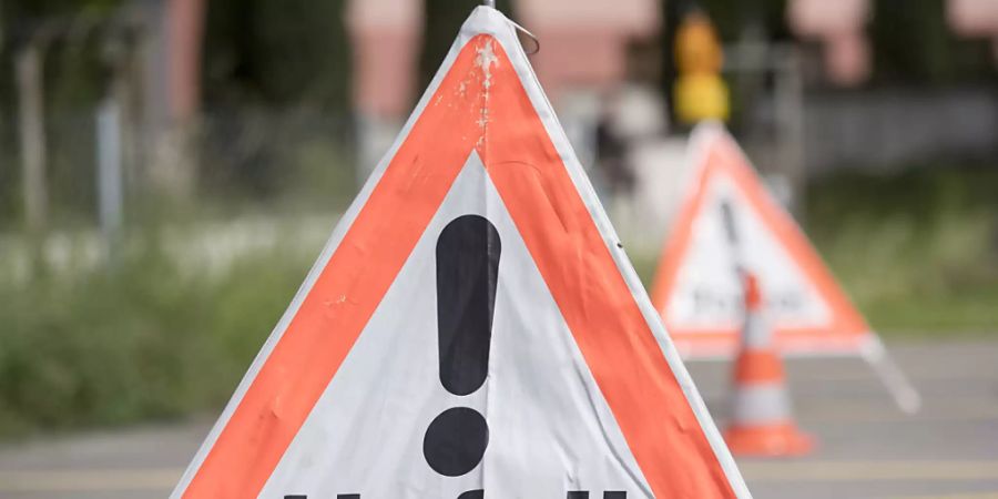 Bei einem Verkehrsunfall in der Gemeinde Bellinzona TI sind am Dienstagabend ein einjähriges Kind und ein 43-jähriger Mann ums Leben gekommen. (Symbolbild)