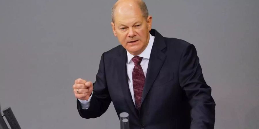 Olaf Scholz (SPD), Bundesminister der Finanzen, stellt vor dem Bundestag den Gesetzentwurf der Bundesregierung für das Haushaltsgesetz 2021 vor. Foto: Michael Kappeler/dpa