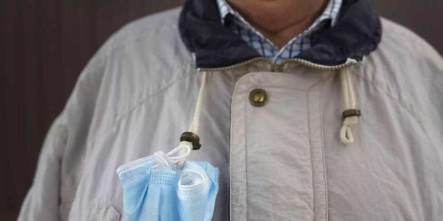 Personen, die mit dem öffentlichen Verkehr unterwegs sind, bewahren ihre Hygienemasken auf unterschiedlichste Weise auf. (Archivbild)