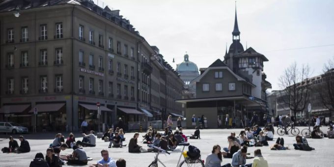 Kein Sitzstreik, sondern Mittagspause bei sommerlichen Temperaturen in Bern.