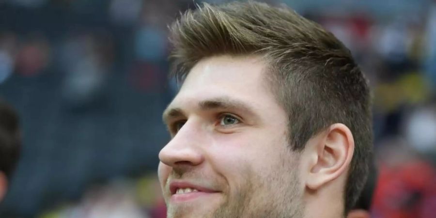 Eishockey-Suprerstar Leon Draisaitl freut sich über den MVP-Titel. Foto: Arne Dedert/dpa