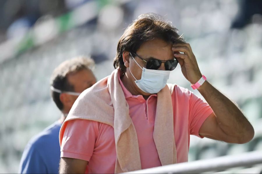 Christian Constantin kommt zwar mit Maske ins Stadion.