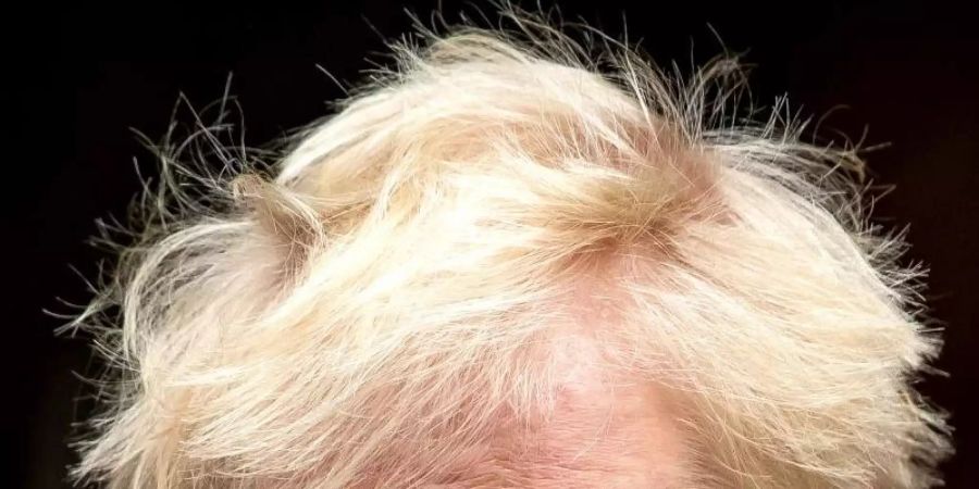 Boris Johnson, Premierminister von Grossbritannien, verlässt die 10 Downing Street auf dem Weg ins Parlament, um dort vor den Abgeordneten zu erscheinen und die nächsten Schritte zur Bekämpfung der Corona-Pandemie vorzulegen. Foto: Aaron Chown/PA Wire/dpa