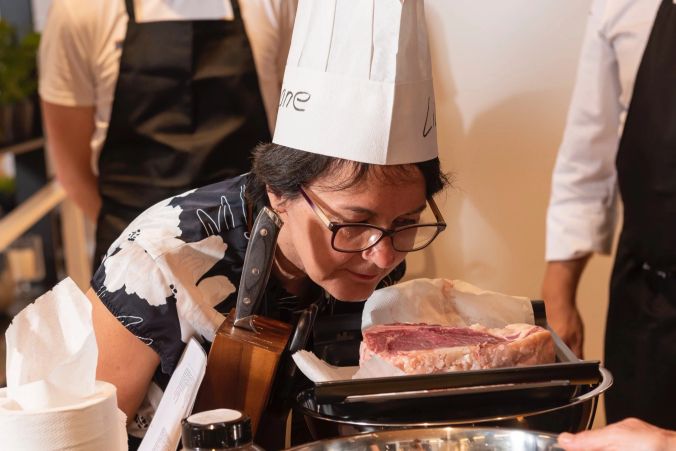 Mmmmmmh ... köstlich. Liliane überzeugt sich von der Marinade am T-Bone Steak.