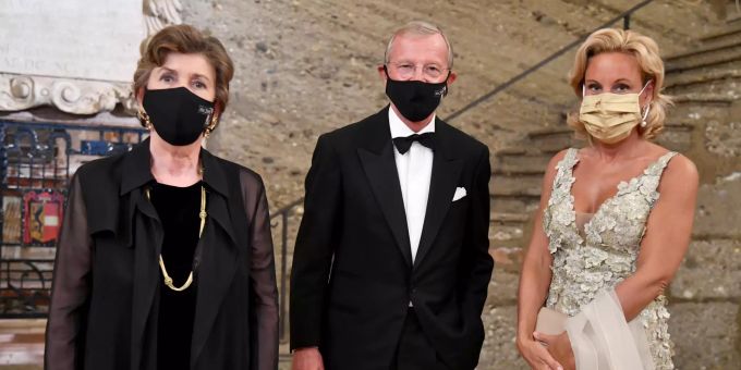Festspielpräsidentin Helga Rabl-Stadler (l), Salzburgs Landeshauptmann Wilfried Haslauer und Ehefrau Christina Rösslhuber tragen Nasen-Mund-Schutz vor Beginn der Premiere der Oper «Elektra» von Richard Strauss in der Felsenreitschule anlässlich der Eröffnung der Salzburger Jubiläumsfestspiele 2020. Salzburger Festspiele 2020