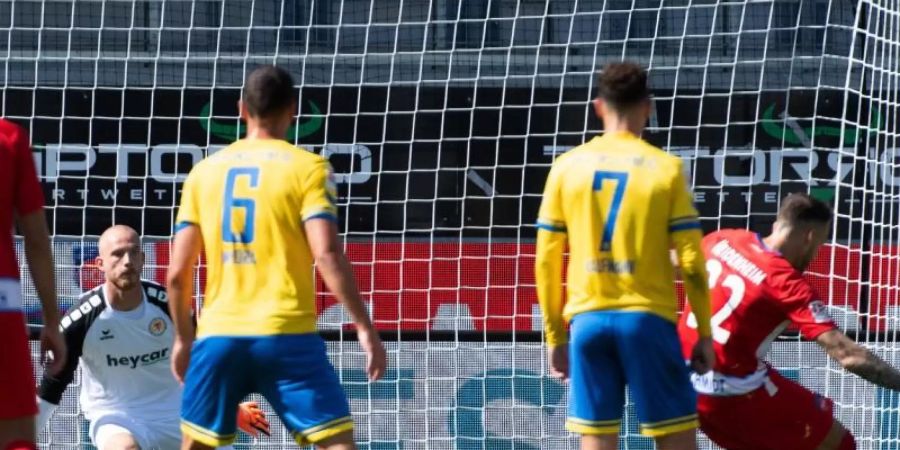 Heidenheims Patrick Schmidt (r) verwandelt gegen Braunschweigs Torwart Felix Dornebusch einen Strafstoss zur 1:0-Führung. Foto: Stefan Puchner/dpa