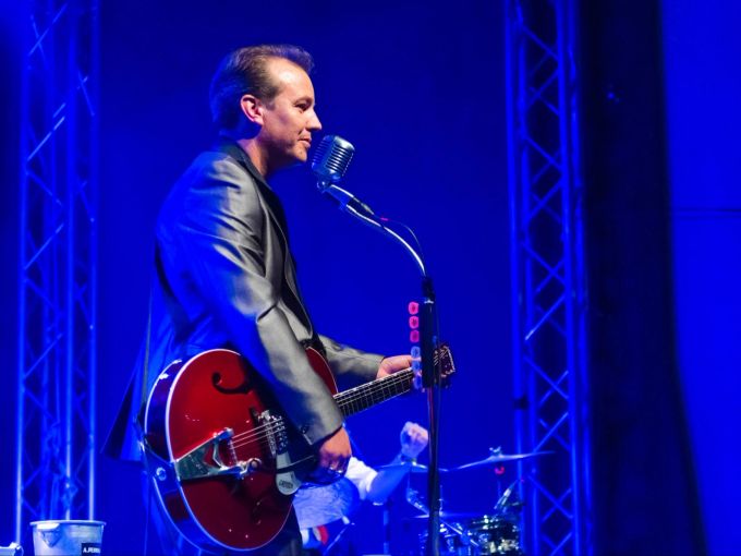 Metze singt und spielt virtous auf seinen diversen Gitarren.