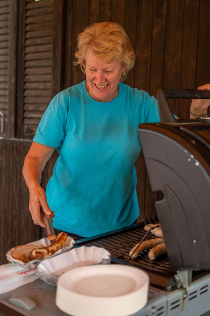 Brigitte Weber brät feine Würste auf dem Grill.