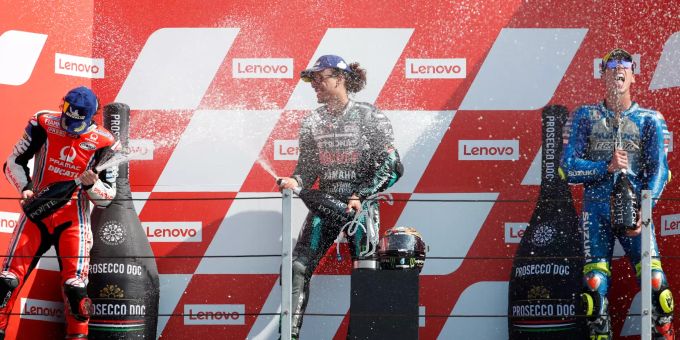 Grand Prix von San Marino, MotoGP, Rennen: Der Zweitplatzierte Francesco Bagnaia (l-r) aus Italien vom Ducati MotoGP Werksteam, Sieger Franco Morbidelli aus Italien vom Team Petronas Yamaha SRT und der Drittplatzierte Joan Mir aus Spanien vom Team Suzuki feiern ihre Erfolge. 13.09.2020, Italien, Misano Adriatico Joan Mir
